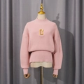 Pull en maille rose à texture côtelée avec matériel doré en forme de serrure - S / Rose