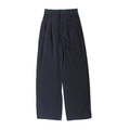Dettaglio macro del design a vita alta con pieghe sui pantaloni larghi in tessuto scuro - S / Nero