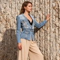 Details einer blauen Jeansjacke mit goldenen Metallknöpfen und Taillengürtel-Design - S / Blau