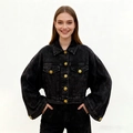 Detail einer schwarzen Washed-Denim-Jacke mit goldenen Vintage-Knöpfen und Kurzform - S / Grau