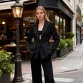Elegante conjunto de traje negro para mujer con blazer entallada y pantalón recto a juego - S / Negro
