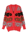 Gros plan du cardigan rouge à col en V avec motifs jacquard et boutons en bois - Rouge