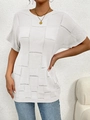 Détail du haut en tricot blanc avec motif en damier et finitions ajourées élégantes - S / Blanc