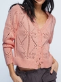 Gilet rose en maille ajourée avec col en V et boutons, style élégant au crochet - S / Rose