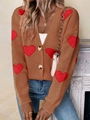 Detalle de cárdigan de punto marrón con estampados de jacquard de corazones rojos y cuello en V - Café