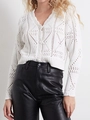 Détail d'un gilet blanc en maille ajourée pour femme avec col en V et volants - S / Blanc