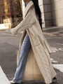 Elegante cardigan lungo color crema in maglia a trecce per donna in foto di moda all'aperto - S / Cachi