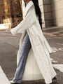 Dettaglio della trama a treccia bianca su un cardigan lungo oversize autunnale - S / Bianco