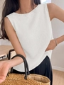 Gros plan détaillé sur la texture du gilet en tricot blanc sans manches à col rond - S / Blanc