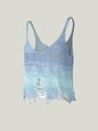 Détail du haut court en maille dégradé bleu avec ourlet effiloché et finitions franges - Bleu Klein
