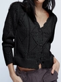 Détail d'un gilet en maille crochetée noire avec col en V et boutons ronds élégants - S / Noir
