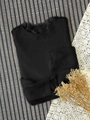 Dettaglio di un elegante maglione nero in maglia con pizzo su polsini e scollatura tonda - S / Nero