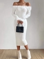 Élégante robe longue en tricot blanc à épaules dénudées avec détails en plumes - S / Blanc