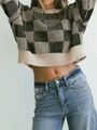 Pull en tricot pour femmes à col rond avec motif damier noir et crème et bords côtelés - S / Noir et Beige