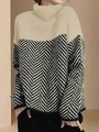Détail du pull en maille montrant le col côtelé beige et le motif à chevrons noir et blanc - S / Abricot