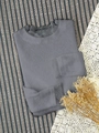 Dettaglio ravvicinato di un maglione grigio con finiture in pizzo ciglia sulla scollatura - S / Grigio