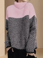 Détail d'un pull en maille rose avec motif à chevrons noir et blanc aux manches et au bas - S / Rose