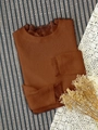 Détail du pull en maille caramel avec délicates finitions en dentelle aux poignets - Café