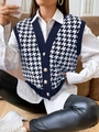 Dettaglio del gilet in maglia pied de poule blu navy con bottoni decorativi dorati - Blu Scuro e Bianco