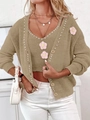 Détails d'un ensemble cardigan et débardeur en maille kaki avec perles et patchs fleurs - Kaki