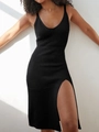 Detail der Strickstruktur und des hohen Seitenschlitzes an diesem schwarzen Maxikleid - S / Schwarz