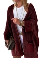 Detailaufnahme der dunkelroten Grobstrickjacke mit großen Seitentaschen und dicker Textur - S / Weinrot
