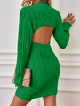 Détail de la robe tricotée verte à torsades avec un élégant design dos nu et coupe slim - S / Vert