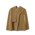 Minimalistisches kamelfarbenes Cape mit kontrastierenden weißen Nähten und integriertem Schal - Camel