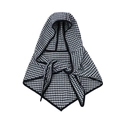 Detalle de chal de punto con estampado de pata de gallo blanco y negro y capucha integrada - Talla única / Pata de Gallo Blanco y Negro