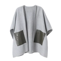 Grauer Wollponcho mit kontrastierenden dunkelolivgrünen Ledertaschen für Damen - Hellgrau