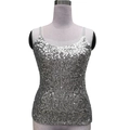 Nahaufnahme glitzernder silberner Pailletten auf dem schmal geschnittenen Camisole-Top - Einheitsgröße / Oberteile / Silber