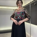 Robe longue ethnique en mousseline noire avec broderies perlées et détails floraux - Noir