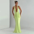 Detailansicht von limonengrünem Neckholder-Maxikleid mit tiefem V-Ausschnitt und Falten - M / Grün