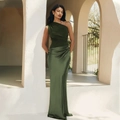 Dettaglio del vestito monospalla in raso verde smeraldo con eleganti pieghe in vita - S / Verde