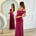 Robe longue fuchsia élégante à une épaule avec fronces latérales et coupe ajustée - S / Rose rouge