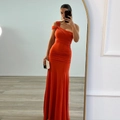 Élégante robe longue orange à une épaule avec taille froncée et coupe sirène ajustée - S / Orange