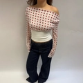 Top in chiffon a pois con spalle scoperte, cintura e jeans ampi in denim - S / Bianco