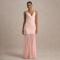 Elegantes hellrosa Maxikleid mit V-Ausschnitt, Raffungen und transparentem Netz-Saum - Rosa