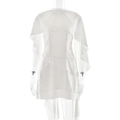 Détail d'une robe élégante en satin blanc avec volants superposés et design châle assorti - S / Blanc