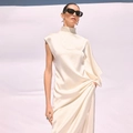 Detalle de vestido de satén crema sin mangas con cuello alto y textura de tela drapeada - S / Blanco