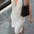 Robe dos nu blanche à pois élégante avec décolleté en V plongeant pour le style d'été - S / Blanc
