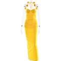 Elegante abito lungo giallo con scollo all'americana, ruches e fiore 3D sullo scollo a cuore - M / Giallo