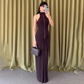 Vestido largo sin mangas con cuello halter, botones frontales y detalles fruncidos café - S / café