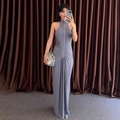 Robe longue grise sans manches coupe ajustée avec taille froncée et boutons décoratifs - S / Gris
