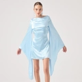 Hellblaues Satin-Minikleid mit übergroßen Cape-Ärmeln und unregelmäßigem Saumdetail - S / Blau