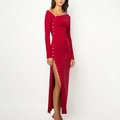 Détail de la fente latérale haute sur robe maxi rouge cintrée avec boutons métalliques - Rouge