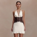 Abito sexy allacciato al collo in raso bianco con pizzo nero e taglio aderente mini - S / Bianco