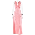 Robe longue en satin rose avec décolleté en V profond et licou sur fond blanc - S / Rose
