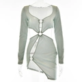 Grünes schimmerndes Langarm-Minikleid mit Cut-out-Taille und Metallringen - S / Grün