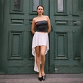 Schickes schwarzes Bandeau-Top mit roter Stickerei und weißem asymmetrischem Satinrock - S / Weiß